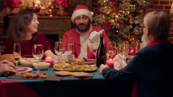 Funny Man Costumed Santa Claus Talking Family Presents While Christmas — Wideo stockowe