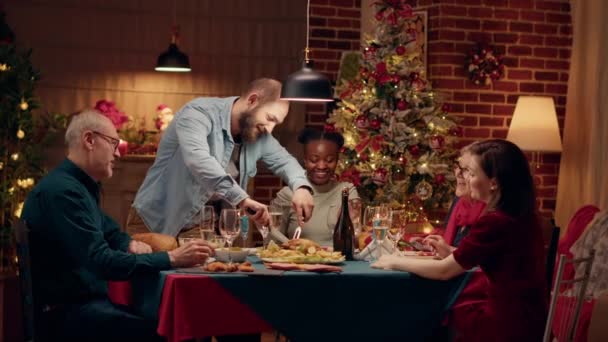 Confident Husband Cutting Roasted Chicken While Celebrating Christmas Family Confident — Vídeos de Stock