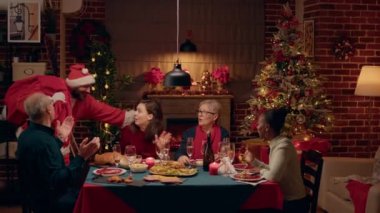 Çatlak adam, Noel Baba gibi odaya girerken yakın akrabalarıyla kış tatilinin tadını çıkarıyor. Komik koca Noel yemeğinde Noel Baba kılığında hediyelerle ailesini şaşırtır..