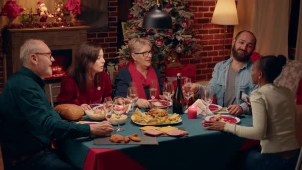 Positive Woman Standing Christmas Tree While Taking Family Group Selfie — Vídeos de Stock