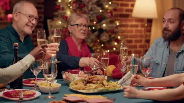 Diversos Membros Família Desfrutam Jantar Natal Casa Enquanto Bebem Champanhe — Vídeo de Stock