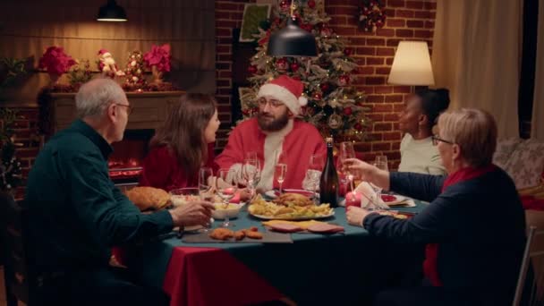 Goofy Santa Claus Looking Man Talking Family Christmas Dinner While — Stockvideo