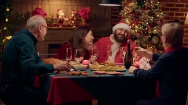 Noel yemeğinde şampanya içerken Noel Baba kılığına girmiş bir adamla şenlikli bir aile konuşması. Mutlu insanlar kış tatilini evde yemek yerken kutluyorlar. Üçayak atışı