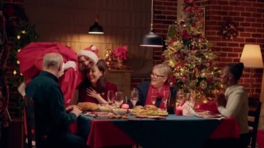 Noel Baba 'ya benzeyen biri hediyelerle geldiğinde aile yemeğinde herkesi şaşırtıyor. Kendine güveni olan, Noel Baba kılığında bir adam apartmanın içindeyken herkese hediyeler getiriyor..