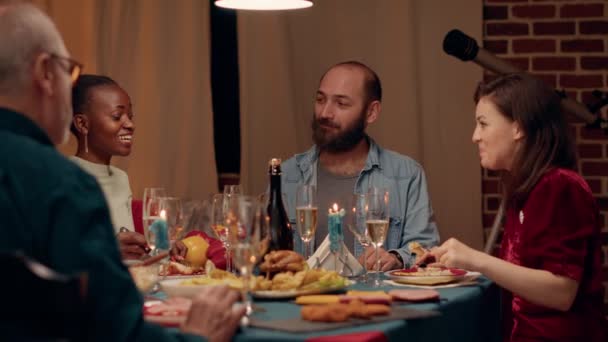 Gente Multiétnica Alegre Comedor Celebrando Las Vacaciones Invierno Con Comida — Vídeos de Stock