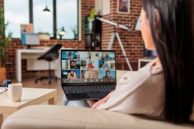 İnternetteki kadın görüntülü konuşma. Asyalı kadın ev telefonu video mobil arama internet teknolojisi iletişim online yaşam tarzı mutlu video konuşma bilgisayar sohbet uygulaması