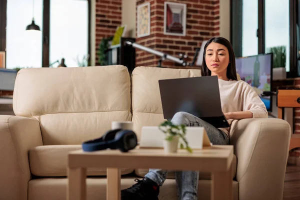 Жінка Азіатської Етнічної Приналежності Працює Домашньому Офісі Використанням Ноутбуків Комп — стокове фото