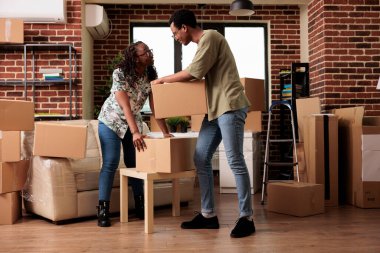 Karı koca yeni eve taşınıyor. Kiralık olarak alınıyor. Apartmanın taşınmasının keyfini çıkarıyorlar. Yeni başlangıçlardan ve aile kurulacak hayattan mutlu olmak, yerleşmek..