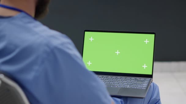 Άνδρας Νοσοκόμα Κρατώντας Φορητό Υπολογιστή Πρότυπο Greenscreen Στην Αίθουσα Αναμονής — Αρχείο Βίντεο