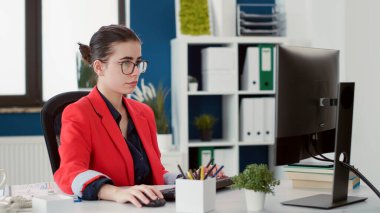 Pazarlama büyümesini planlamak için bilgisayardaki satış istatistiklerini araştıran yönetici yardımcısı. Ticari iş stratejisi oluşturmak için finansal veri raporuyla çalışan şirket çalışanı.