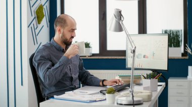 İş istatistikleriyle çalışan satış danışmanı, bilgisayardaki diyagramlarla finansal raporları analiz ediyor. E-ticaret verileriyle yürütme projesi araştırması yapan erkek muhasebeci.