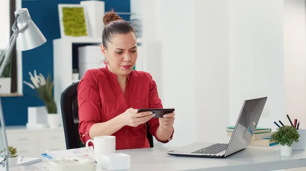 Office Worker Playing Online Video Games Smartphone Sitting Desk Laptop — Stock fotografie
