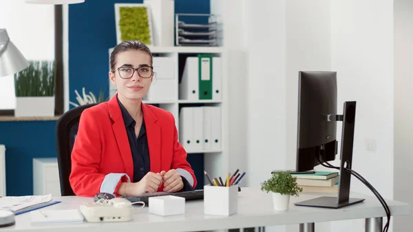 Retrato Consultor Vendas Com Experiência Financeira Trabalhando Com Estatísticas Para — Fotografia de Stock