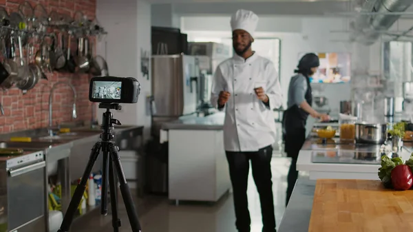 Αρσενικό Σεφ Καταγραφή Μαγειρικής Δείχνουν Τηλεόραση Vlog Στην Κάμερα Μιλώντας — Φωτογραφία Αρχείου