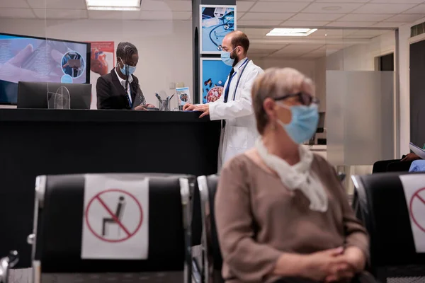 General Practitioner Chatting Hospital Receptionist Coronavirus Pandemic Doctor Sitting Facility — Stockfoto