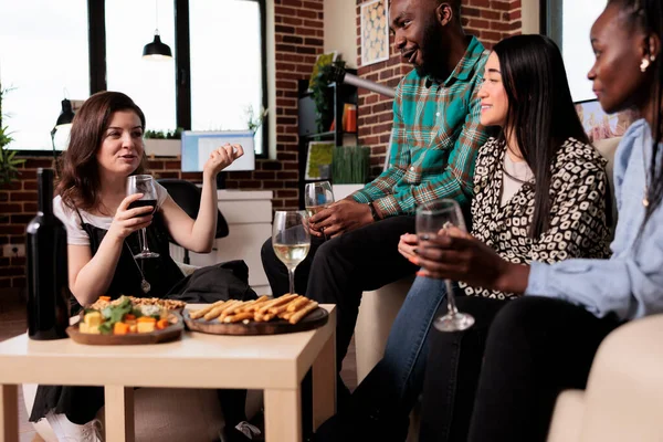 Çok Irklı Bir Grup Arkadaş Evdeki Oturma Odasında Konuşurken Şarap — Stok fotoğraf