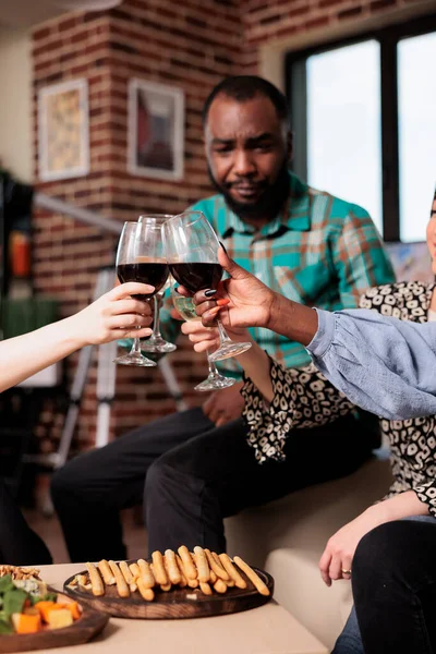 Χαρούμενοι Άνθρωποι Που Πίνουν Ποτήρια Κρασιού Ενώ Γιορτάζουν Γενέθλιά Τους — Φωτογραφία Αρχείου