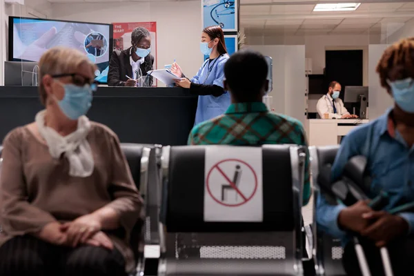 African American Receptionist Talking Asian Nurse Reception Desk Hospital Lobby — 图库照片