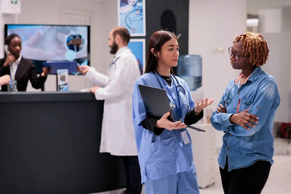 Enfermera Asiática Mostrando Diagnóstico Salud Paciente Vestíbulo Recepción Del Hospital —  Fotos de Stock