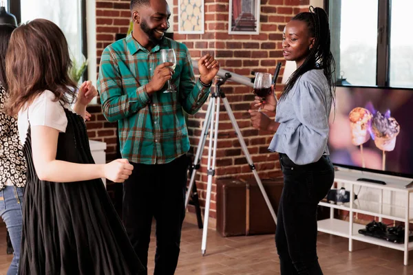 Joyful Young People Having Fun Living Room While Celebrating Friendship — Stock fotografie