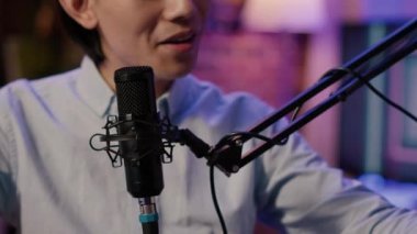 İnternet vlogger kayıt bölümü mikrofonlu, dinleyicilerle sohbet eden ve stüdyoda ses istasyonu kullanan. Kanal içeriği için canlı yayın çevrimiçi konuşma. Kapat..
