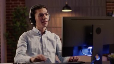 İşadamı bilgisayar üzerinde çalışıyor ve e-posta raporuna ve serbest çalışmaya odaklanmak için müzik dinliyor. Uzak internet bağlantısı oluşturmak için kablosuz kulaklıkta dinlenme sesi oluşturuluyor.