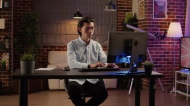 Erkek serbest yazar şirket raporu bilgisayar sitesinde, internet uygulamalarına göz atıyor ve iş e-postalarını okuyor. Çözüm üzerinde çalışmak için veri tarayıcıdaki ekonomik belge planı. El kamerasıyla..