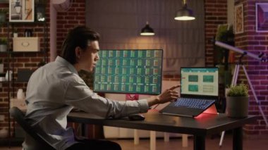 Gerçek zamanlı ticaret istatistiklerine bakan finans analisti, sermaye parasıyla hisse senedi piyasası Forex yatırımını analiz ediyor. Yatırım fonu kârı ve para birimiyle küresel bankacılık. El kamerasıyla..