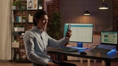 Uzaktaki telekonferans toplantısında insanlarla konuşmak için akıllı telefonu kullanan Asyalı bir serbest çalışan. İnternet konferansı ile cep telefonunda telekomünikasyon. El kamerasıyla..