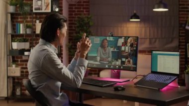 Asyalı adam uzaktan görüntülü telefonda iş adamlarıyla buluşuyor. Telekomünikasyon için webcam bağlantısı kullanıyor. Bir grup meslektaşımla çevrimiçi telekonferans sohbetine katılacağım. El kamerasıyla..