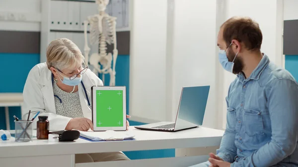 Senior Medic Patient Using Greenscreen Digital Tablet Covid Pandemic Doctor — Stockfoto