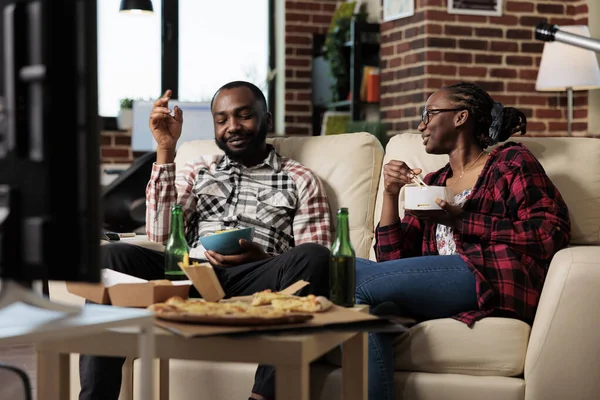 Африканские Американцы Едят Еду Вынос Лапшой Закусками Посмотреть Фильм Телевизору — стоковое фото