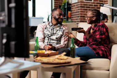 Gülümseyen insanlar evlerinde hazır yemek servisinden yemek yerken TV 'de kanal değiştiriyorlar. Televizyonda film izleyip, eğlenmek için dışarıdan yemek yemek..