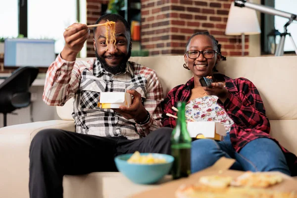 Happy Couple Watching Television Eating Noodles Meal Switching Channel Program — Stock Photo, Image