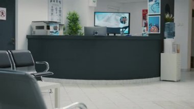 Klinikte resepsiyon masası olan, hastalara yardım eden ve konsültasyon randevusunda destek veren kimse yok. Bekleme salonu lobisi yıllık check-up ziyaretine katılmak için.