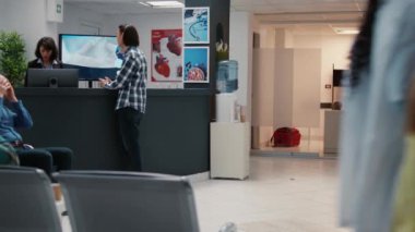 Tıbbi asistan Afro-Amerikan 'dan hastane resepsiyonunda bekledikten sonra doktorla görüşmesini istedi. Sağlık hizmetleri randevusu ve sağlık kontrolü için bekleme odası.