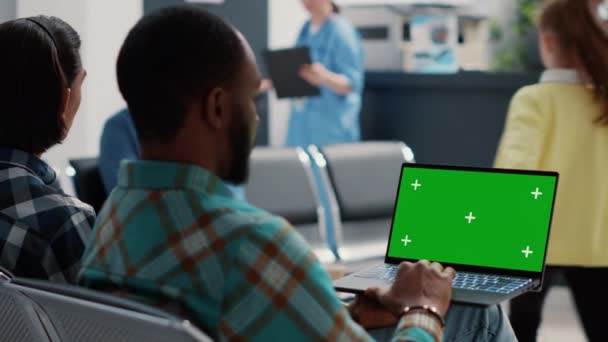 Egy Afro Amerikai Férfi Laptopot Használ Zöld Vászonnal Váróteremben Tartása — Stock videók
