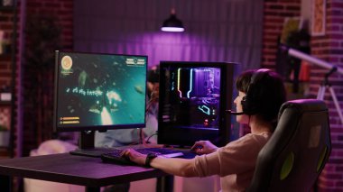 İnsan sanal gerçeklikte birinci şahıs nişancısını oynarken oyuncu kızın aksiyon oyununda birinciliği kazanmasını kutlarken elde çekilen bir sahne. PC ve vr gözlükleri kullanarak çevrimiçi oyun simülasyonu çifti.