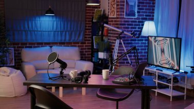 Sosyal medya için masasında, podcast ve ses kaydı yapan profesyonel mikser yapmak için kulaklıkları olan boş internet çevrimiçi radyo kurulumu. Podcast stüdyosunda mikrofon kolu olan kimse yok..