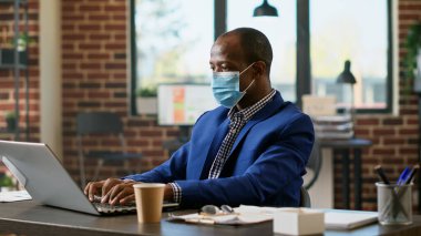 Coronavirus salgını sırasında dizüstü bilgisayarın finansal istatistiklerini planlayan bir ofis danışmanı. İş stratejisi oluşturmak için internet sitesi uygulamasında ağ bilgilerini kullanan yönetici yardımcısı.