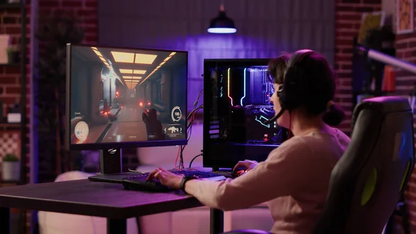 Gamer Girl Usando Configuração Jogando Multiplayer Tiro Primeira Pessoa Falando — Fotografia de Stock