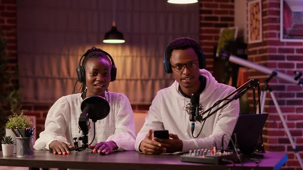 African American Influencer Couple Streaming Live Dual Vlog Talking Sitting — ストック写真
