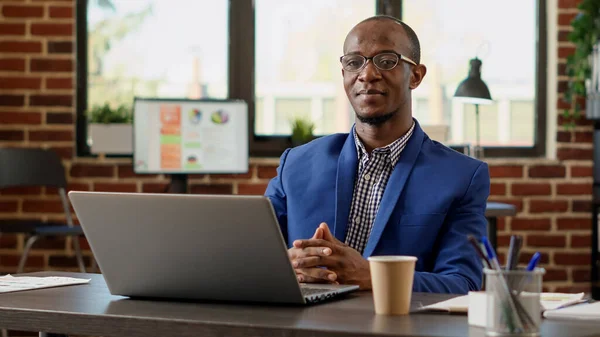 Portrait African American Worker Sitting Office Desk Using Laptop Work — Stok fotoğraf