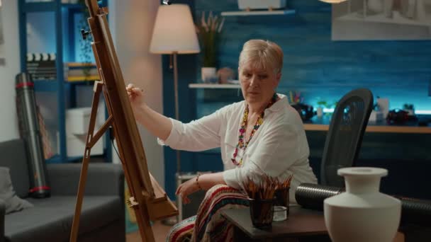 Starsza Kobieta Rysująca Szkic Artystycznymi Umiejętnościami Ołówkami Białym Płótnie Drewnianą — Wideo stockowe