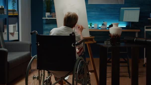 患有慢性疾病的妇女在画布上画花瓶 运用艺术技巧创作艺术品模型 有身体残疾和损伤的轮椅使用者描绘真实物体 — 图库视频影像