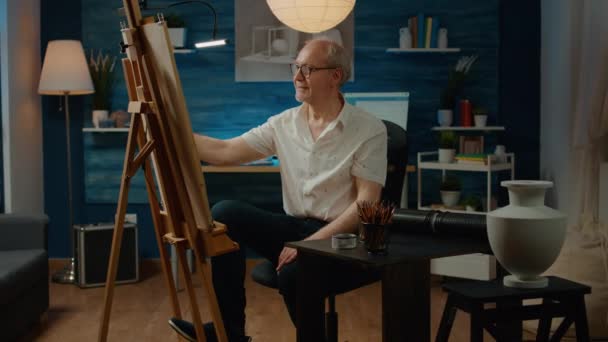 Kreatywna Osoba Wykorzystująca Umiejętności Rysowania Profesjonalnego Szkicu Płótnie Drewnianą Sztalugą — Wideo stockowe