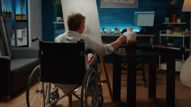 Persona Pensione Con Disabilità Fisica Che Crea Arte Moderna Con — Video Stock