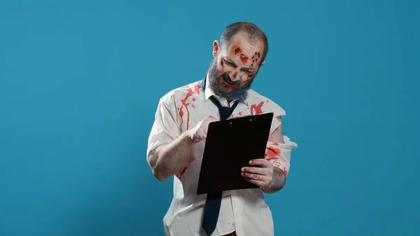Тяжелые Раненые Страшные Зомби Подписывают Документы Доставке Буфер Обмена Жуткий — стоковое фото