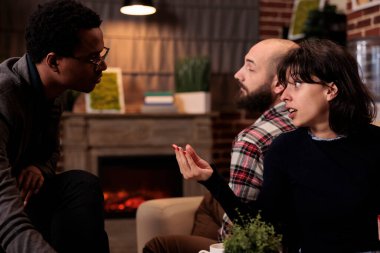 Terapi seansında sırt sırta mücadele eden evlilik sorunları olan hayat arkadaşları terapistten profesyonel yardım ve tavsiye istiyorlar. İlişki sorunları hakkında anlaşmazlıklar ve tartışmalar.