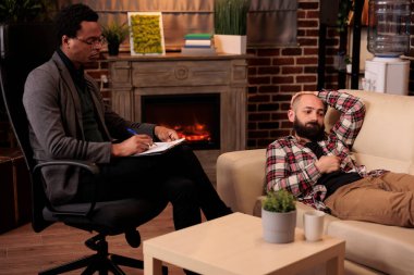 Terapi gören bir hasta kanepeye uzanıp ofiste psikologla konuşuyor. İlişki sorunlarını birlikte çözmek için anlatıyor. Danışmanlık uzmanıyla psikanaliz seansı.